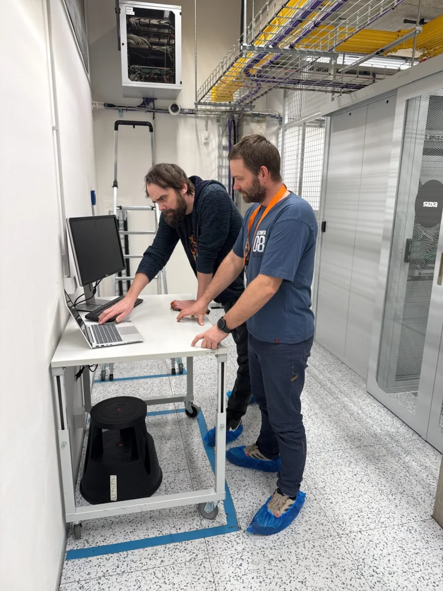 Technici SafeDX pracují s firemní IT infrastrukturou v datovém centru v Praze.